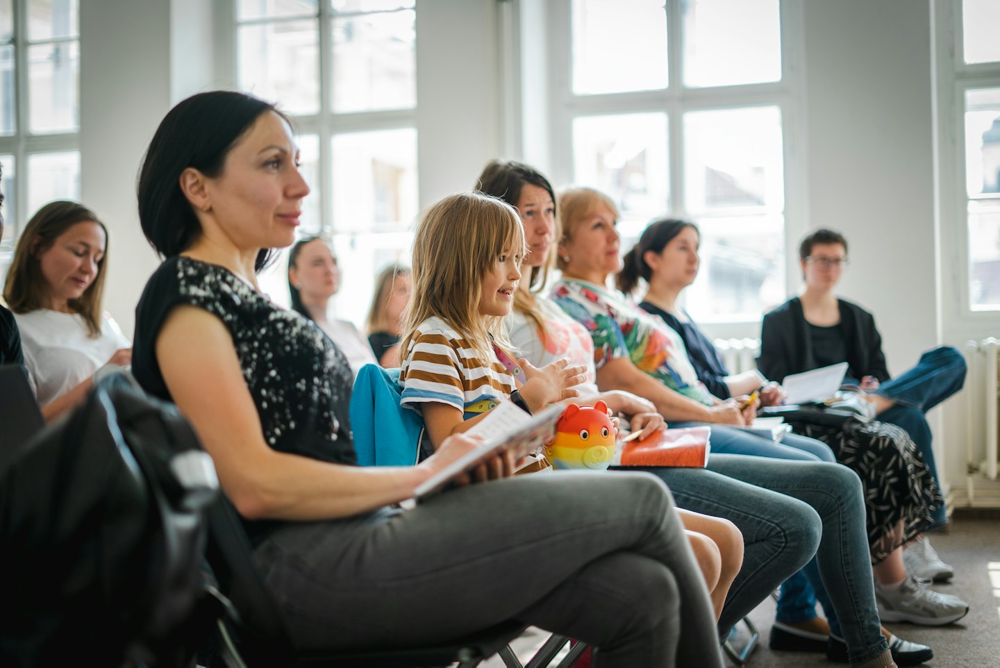Dziewczyna z entuzjazmem gestykuluje na wewnętrznym seminarium biznesowym.